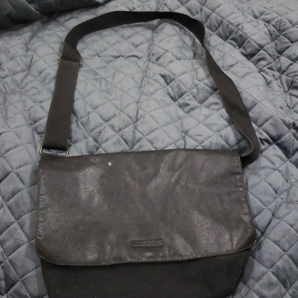 Perry Ellis Portfolio Messenger Bag